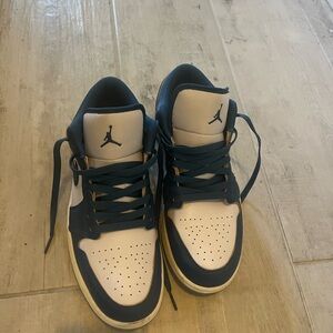 Jordan Men's Navy and White Sneakers